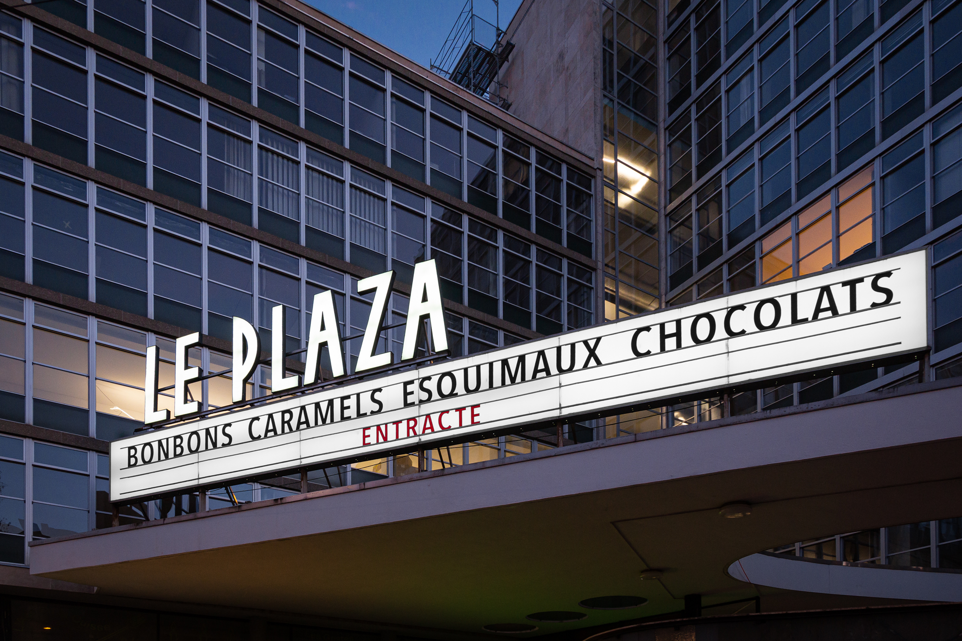 Enseigne lumineuse du Plaza: Bonbons, caramels, esquimaux, chocolats, Entracte