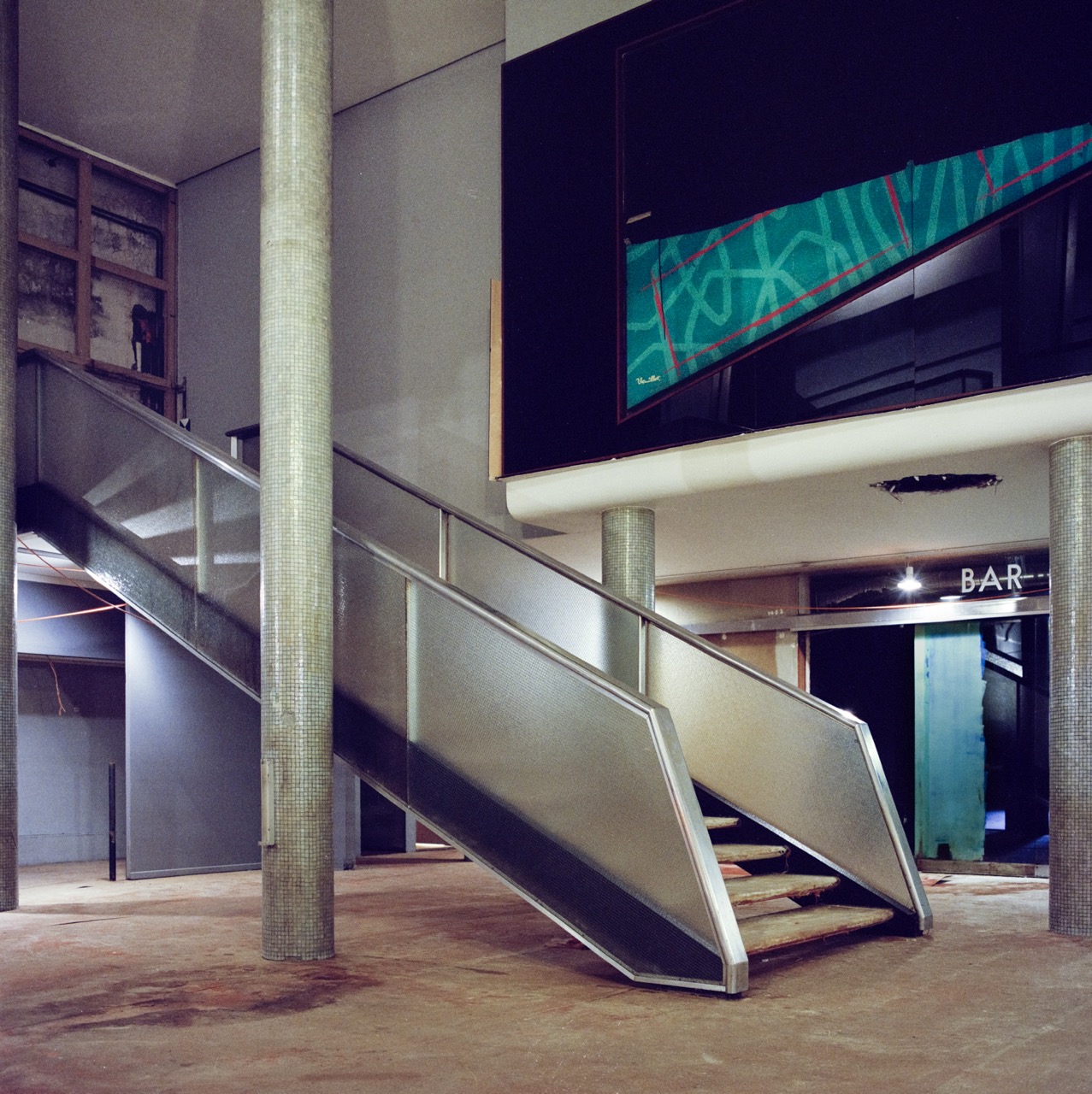 Lobby, escalier, colonne, photo Laetitia Gaessler, 2021