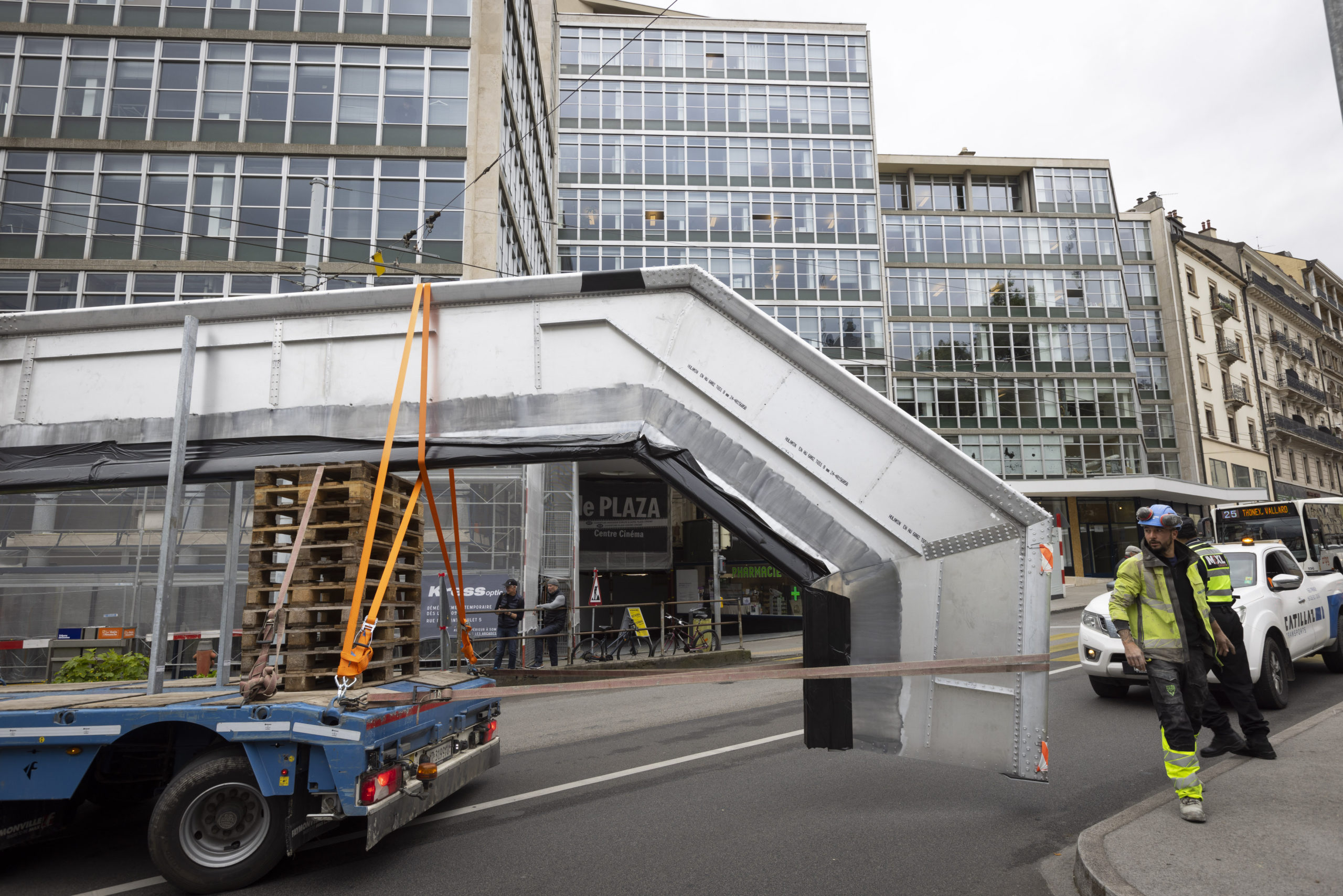 Les poutres emblématiques du cinéma Plaza de retour après une année de travaux de restauration en atelier