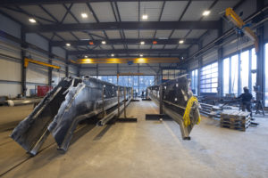 Poutres en aluminium du cinéma Plaza en restauration dans les ateliers Morand