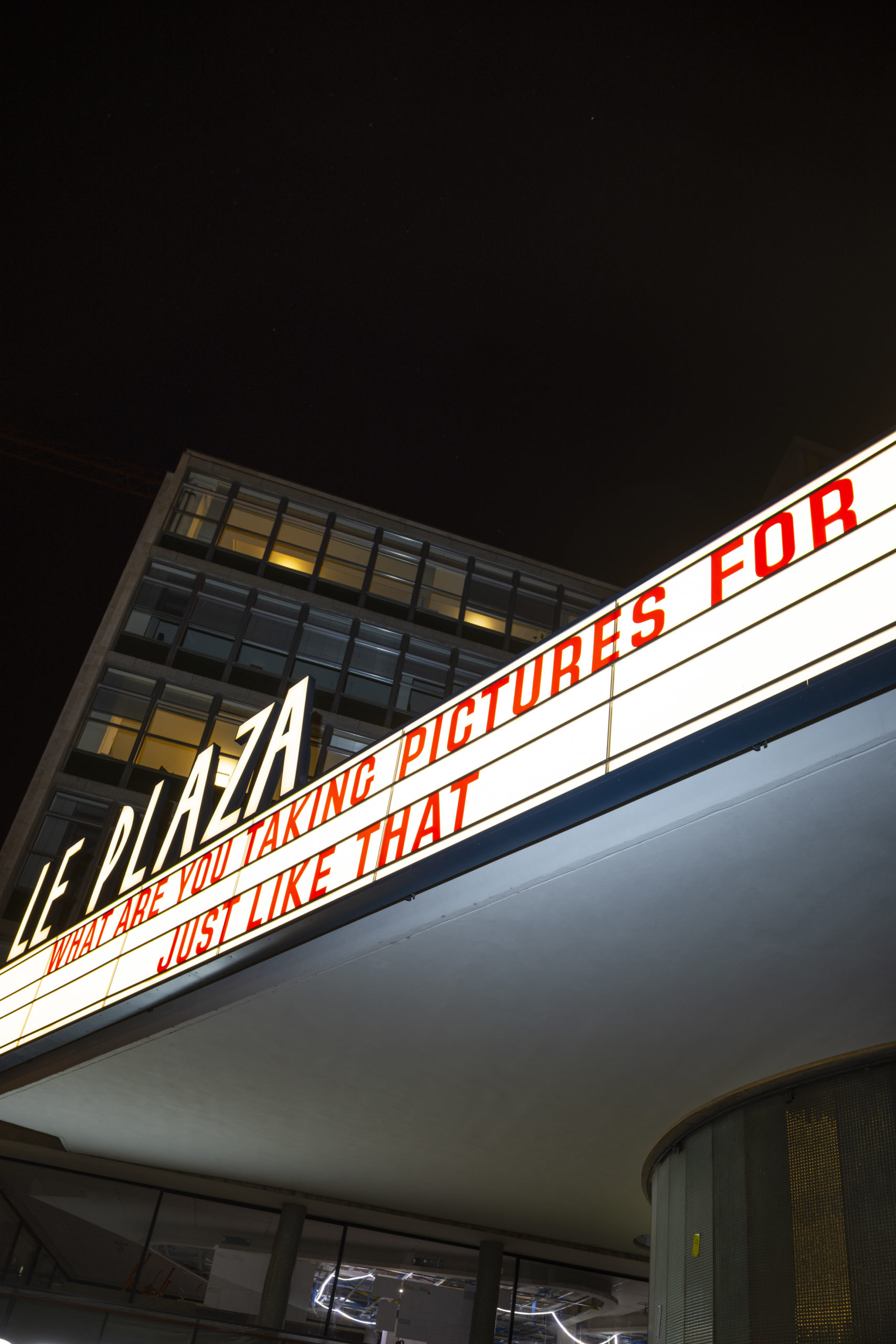 Enseigne du Cinéma Plaza à Genève