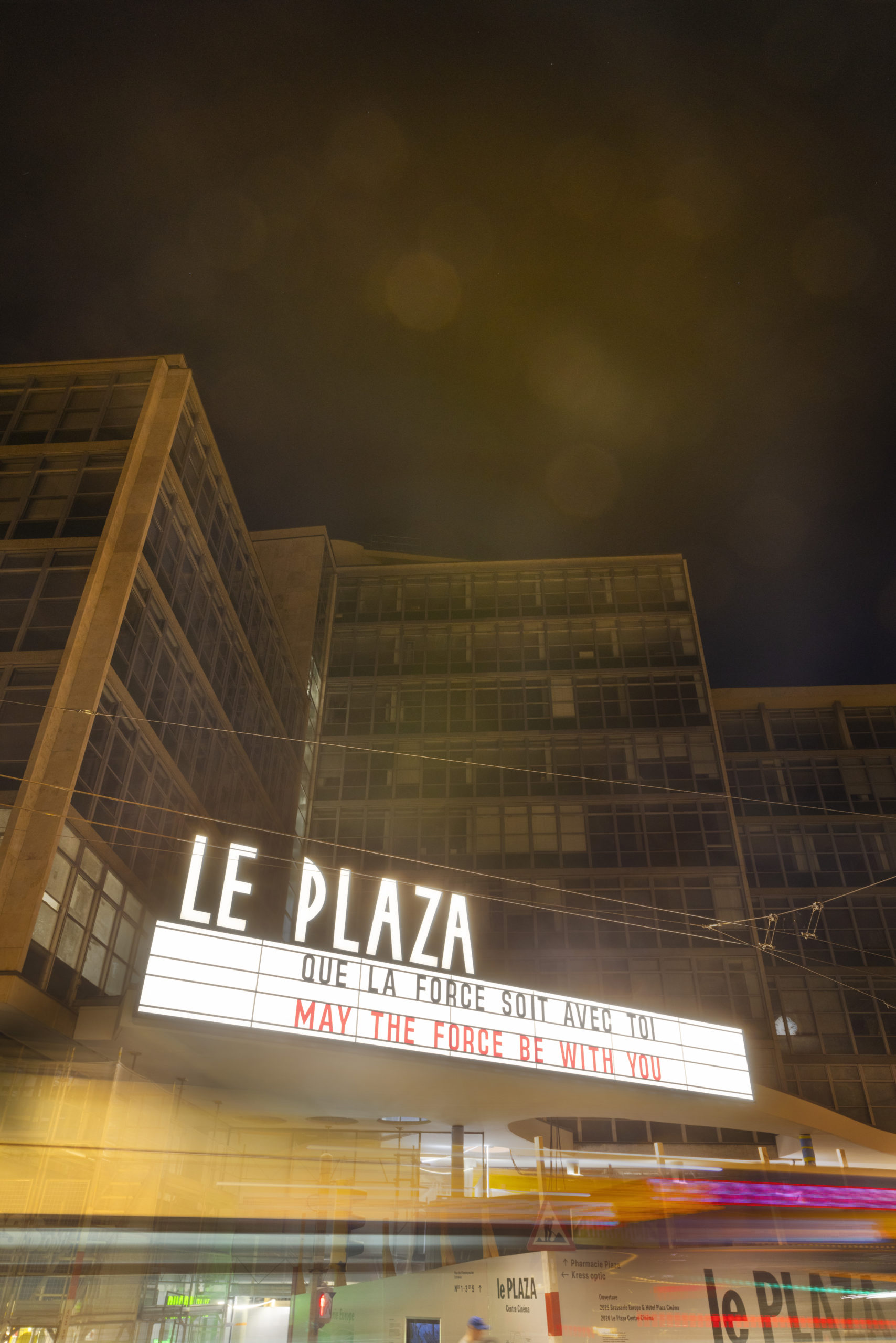 Enseigne lumineuse du Plaza - Que la force soit avec toi