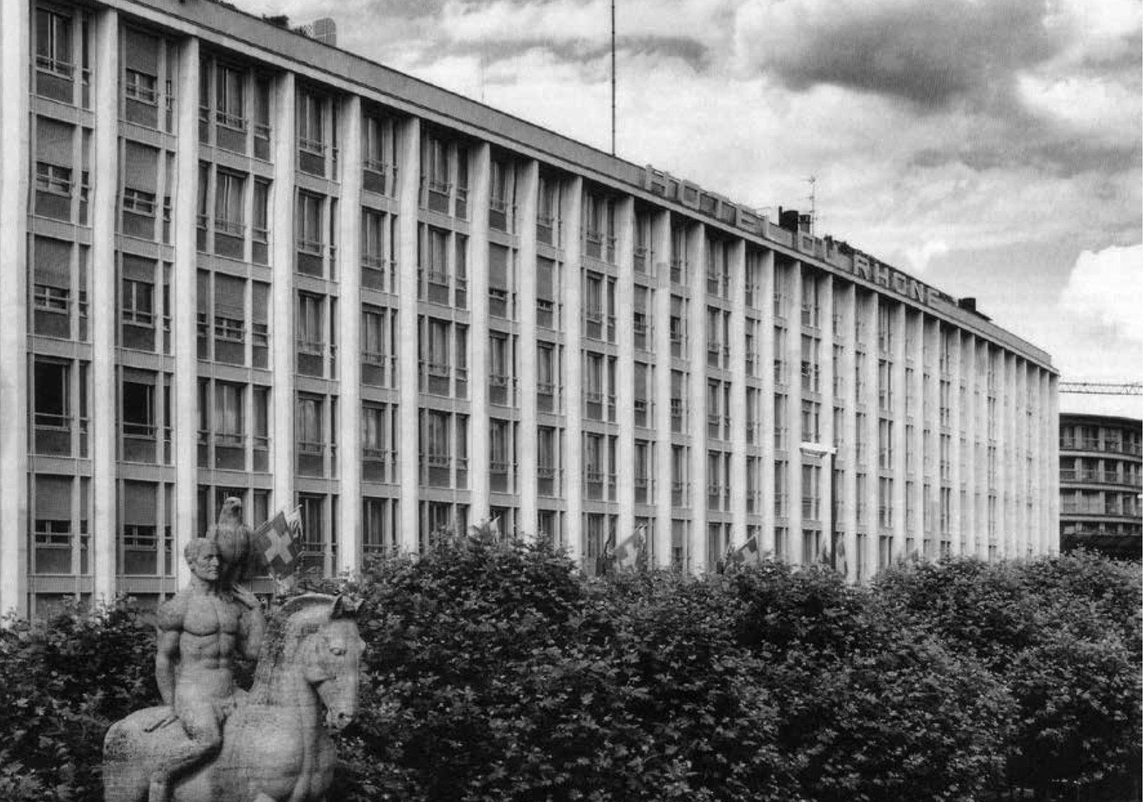 La façade légèrement incurvée de l’Hôtel du Rhône (1947-1950) à Genève