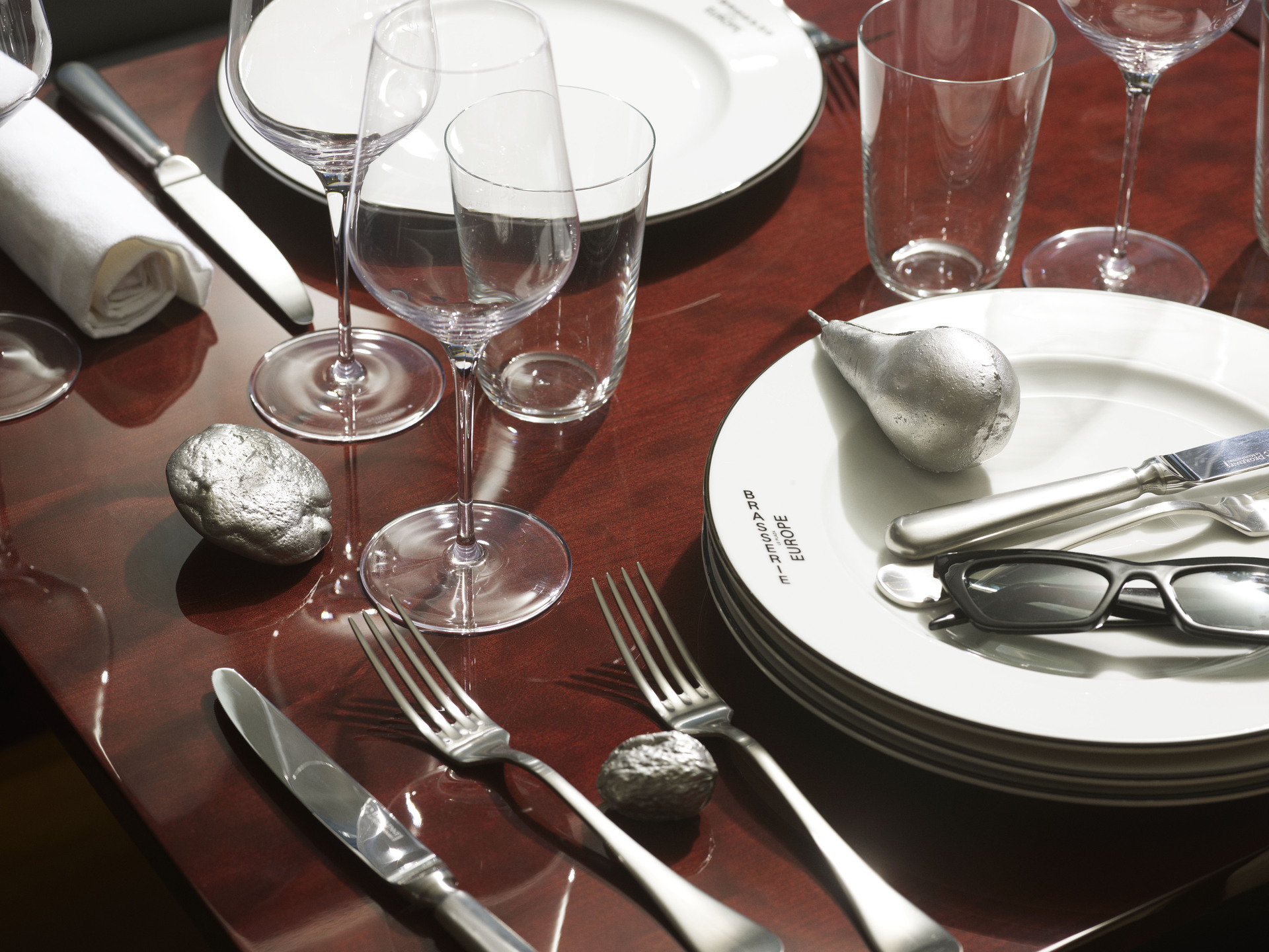 Couverts et assiettes de la Brasserie Europe à Genève.